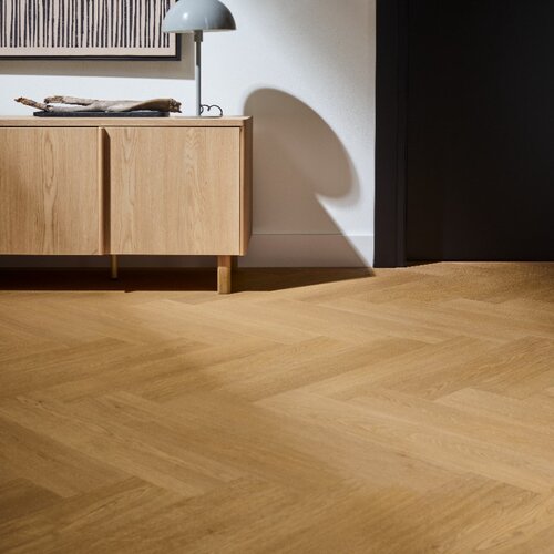 Panele podłogowe Querra Herringbone Dąb Aurora aranżacja
