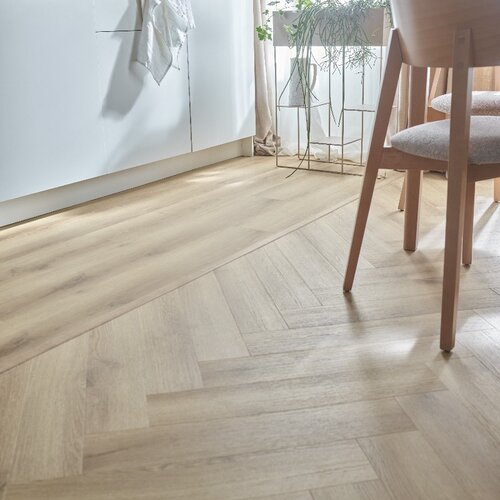 Panele winylowe Querra Vinyl Herringbone Dąb Haka HB ze zintegrowanym podkładem aranżacja