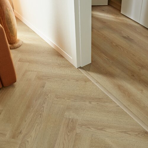 Panele winylowe Querra Vinyl Herringbone Dąb Utta HB ze zintegrowanym podkładem aranżacja