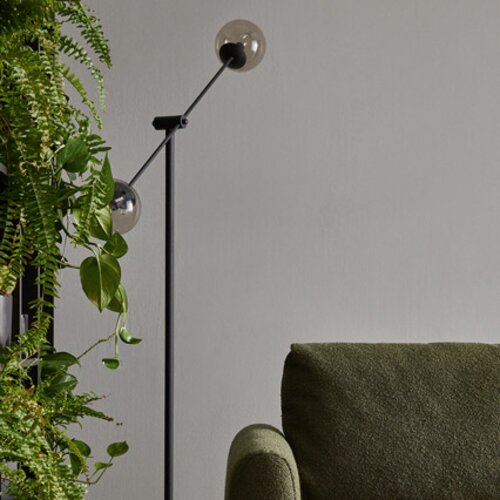 Lampa podłogowa Ohio klosz dymiony aranżacja